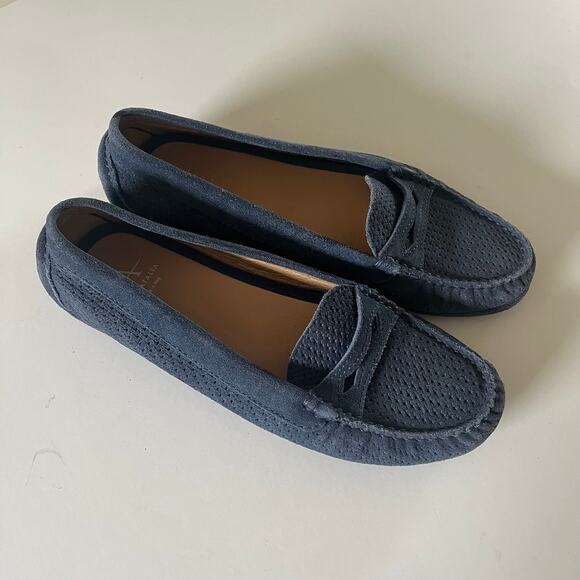 Aquatalia 'Sawyer' Women's 6 Perforated Blue Suede Driving Loafer - Picture 2 of 9